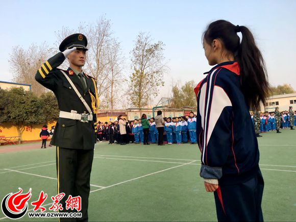 大手拉小手 菏泽学院国旗护卫队走进北苑小学