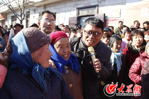 李英 杨静)2月16日,农历正月初九"老村长"刘恒增在郓城县随官屯镇王