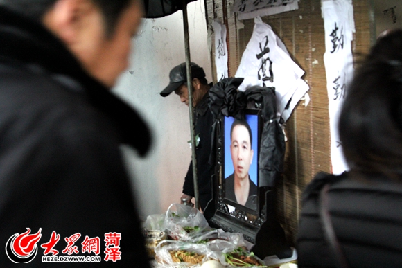 自发前来的市民们陆续向李福振的遗体告别 自发前来的市民们陆续向李福振的遗体告别