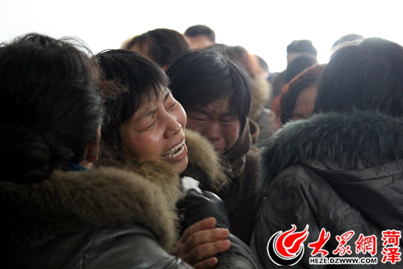 在菏泽市殡仪馆内,家人悲痛欲绝 在菏泽市殡仪馆内,家人悲痛欲绝