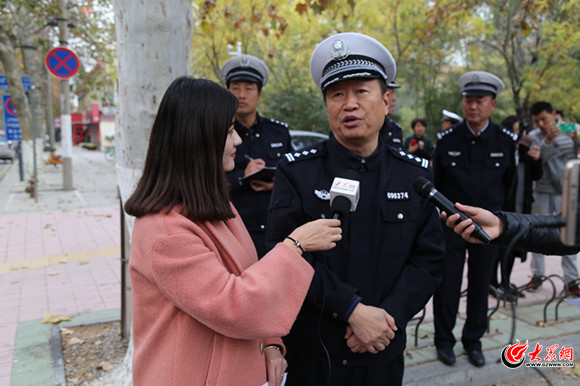 菏泽市交警支队"路面办公 解决城区道路安全隐患