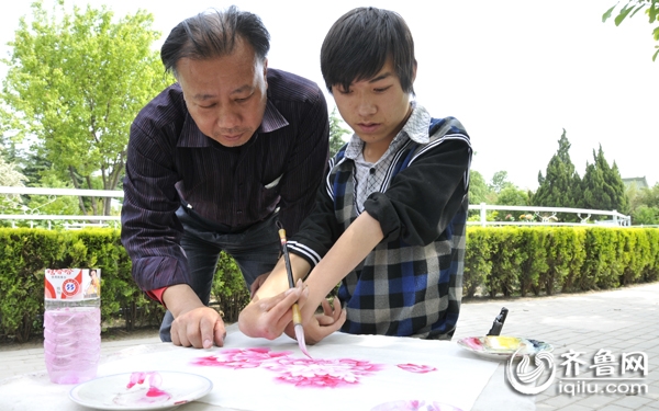 书画家刘长洧大师,细心引导"坚强弟"在作画 于鹏/摄影