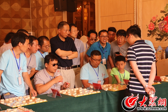 菏泽上演象棋车轮战 两大棋王1对17精彩厮杀