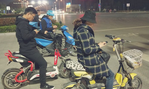 1.在等红绿灯的行人 忘我的玩手机_副本.jpg