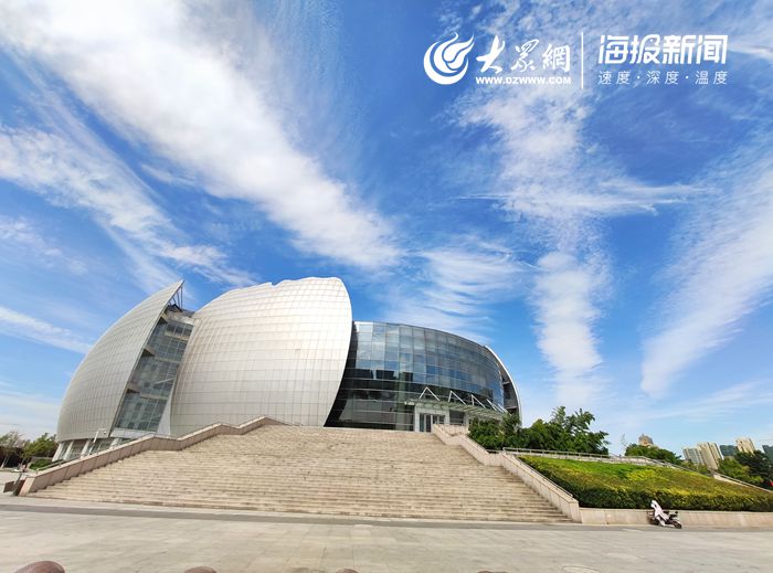 蓝天白云下,大剧院作为菏泽市标志性建筑,分外好看jpg