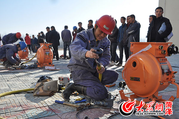 圖為參賽職工在進行饋電開關接線工藝項目的比賽