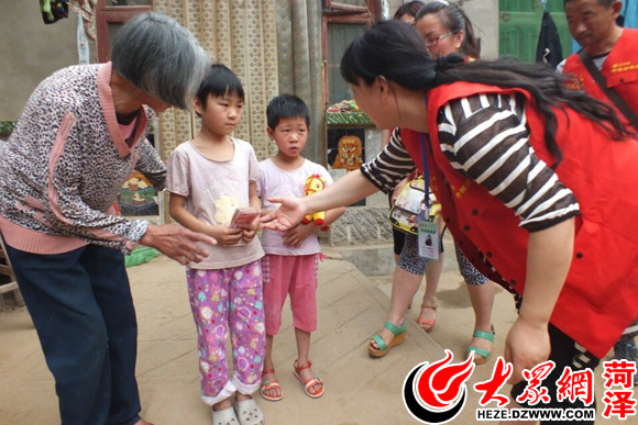 本次活动领队“一叶清荷”将善款交到小静手里