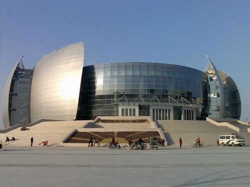 菏泽大剧院建筑外形形似牡丹 资料图