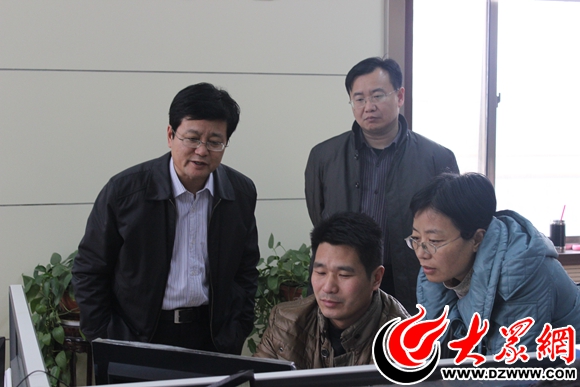 菏泽市食品药品监督管理局局长郝丕进(左一)与相关科室工作人员一同